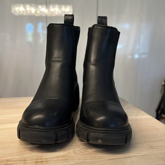 Steve Madden Chelsea Boots - Picture 6 of 10